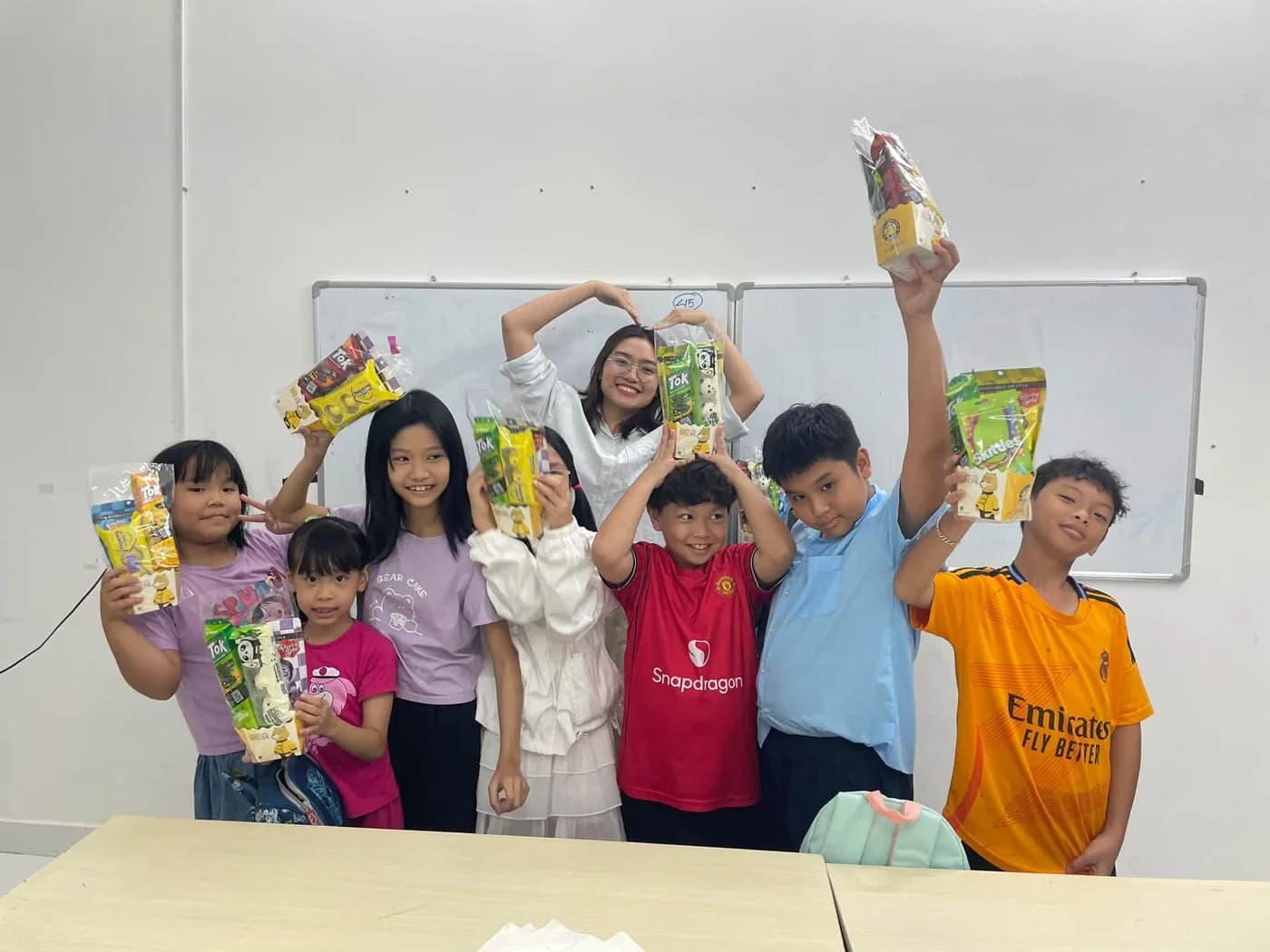 Cô và các bạn nhỏ cùng lưu lại khoảnh khắc vui trong lớp