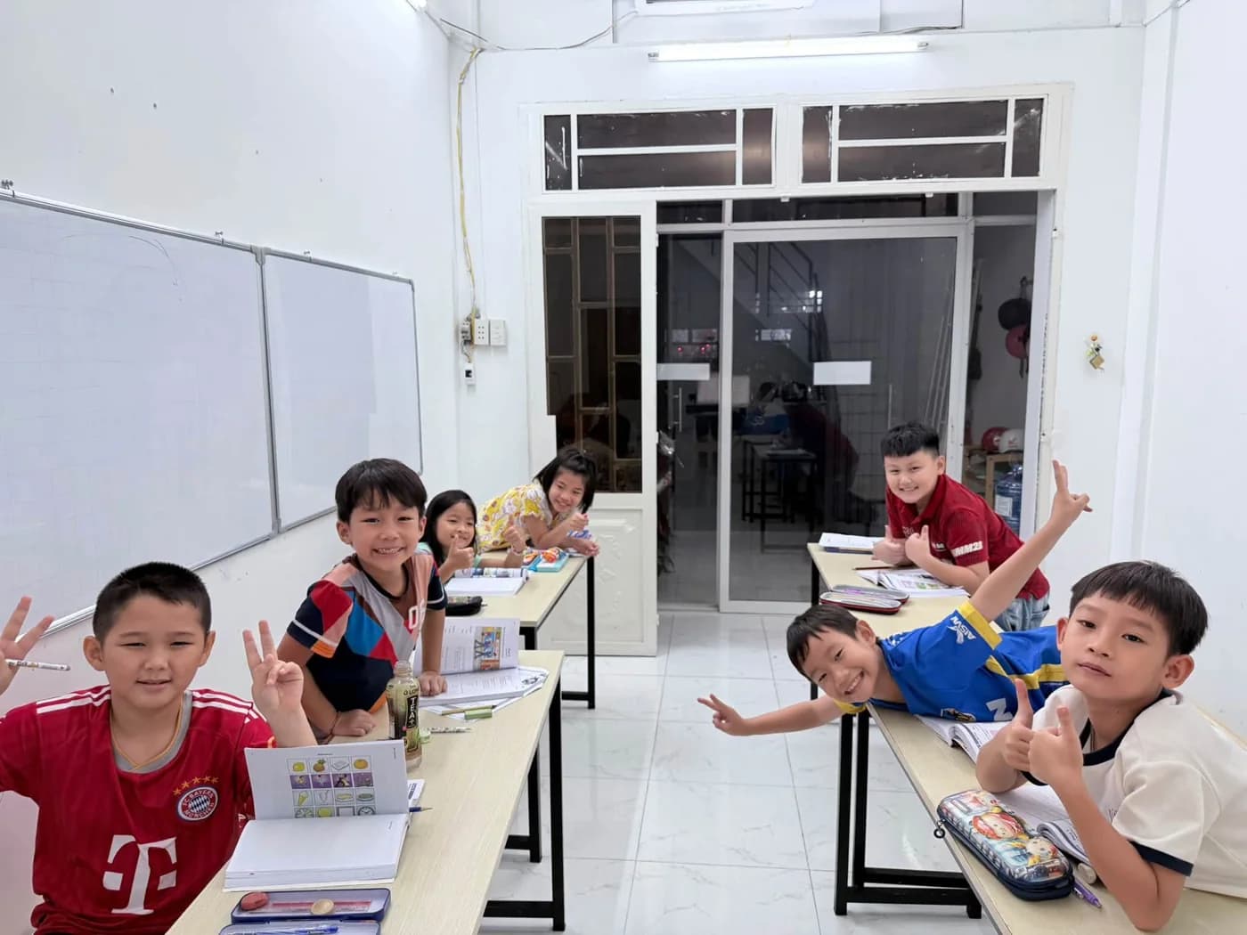 Các bạn nhỏ vui vẻ trong không gian lớp học LCA