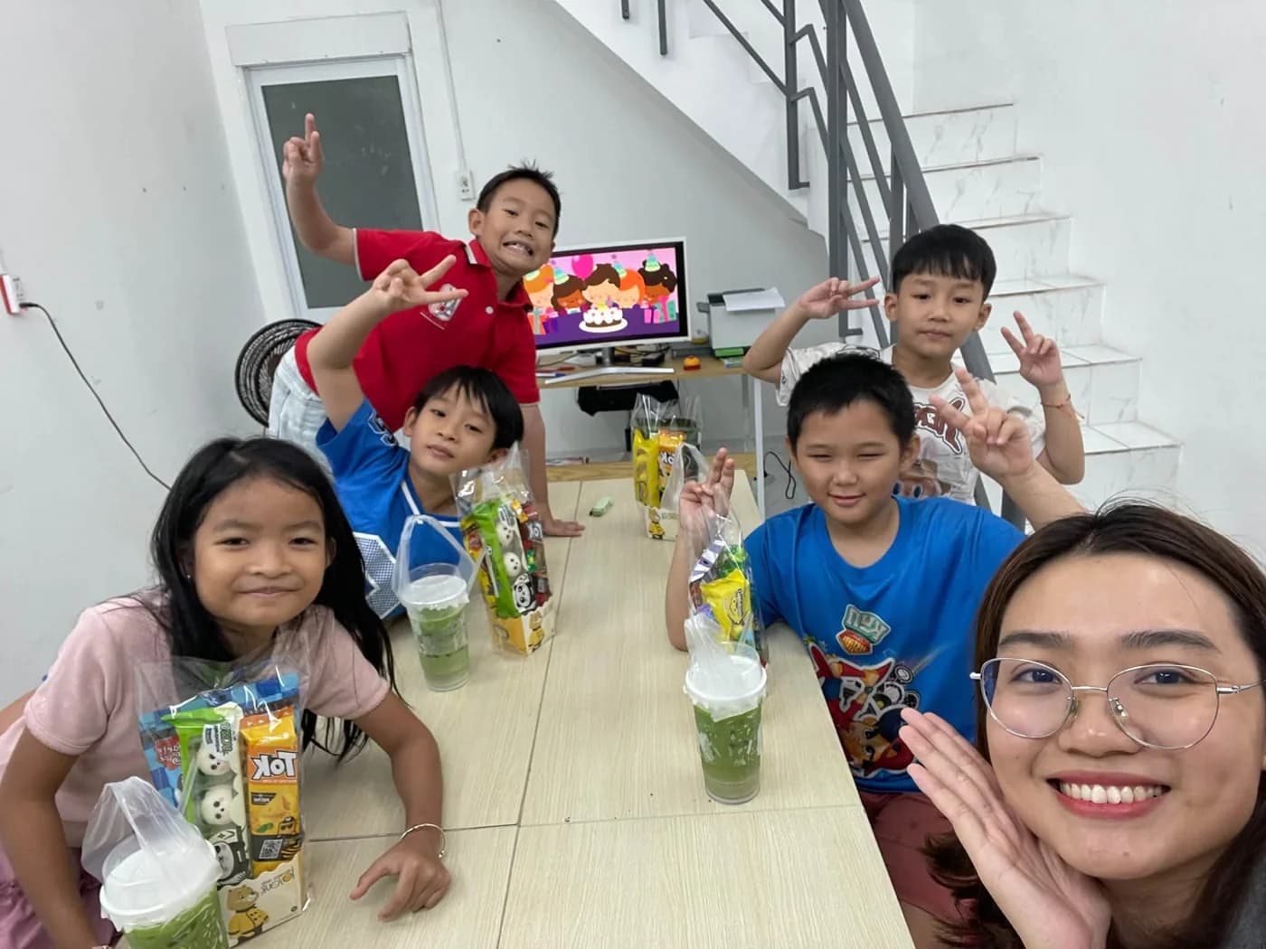 Khoảnh khắc cô Luyến cùng học viên bên bàn học